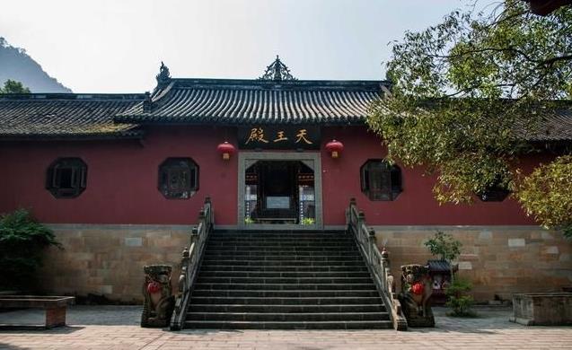 為什麼住在寺廟身後的房子裡，會越來越富？原來這樣的人才可以住 