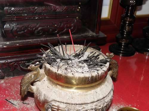 家中的神明桌出現「這些情形」，一定要趕緊處理，不然會衰運連連