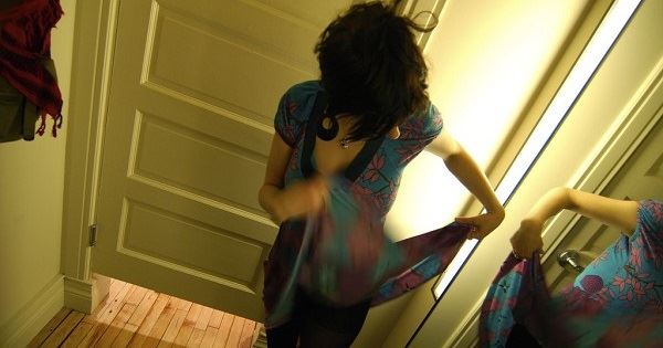 男主人「懷疑女傭偷錢」，他決定偷裝監視器！沒想到竟然看到驚人的一幕！