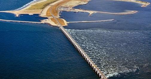 到底是陸上水橋，還是海裡造橋？道路就好像「突然斷了」一樣！