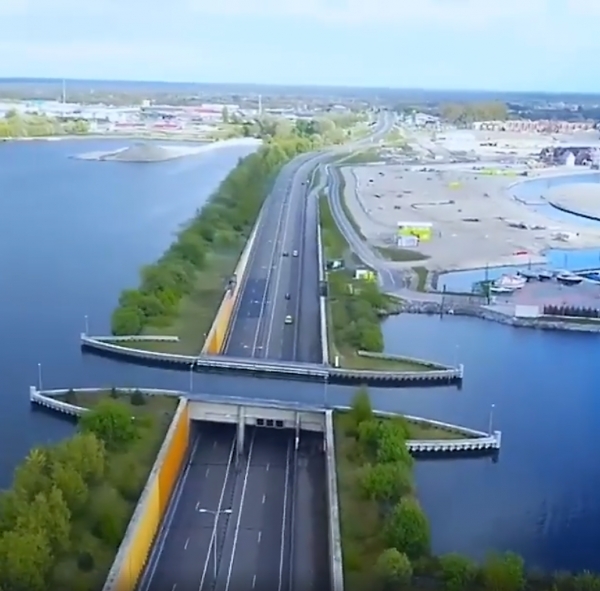 到底是陸上水橋，還是海裡造橋？道路就好像「突然斷了」一樣！