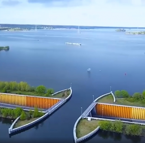 到底是陸上水橋，還是海裡造橋？道路就好像「突然斷了」一樣！