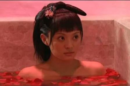 清朝嬪妃侍寢的時候，為何要要被太監扒光裹著被子抬進去？？ 