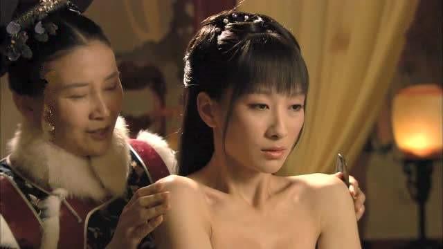 清朝嬪妃侍寢的時候，為何要要被太監扒光裹著被子抬進去？？ 