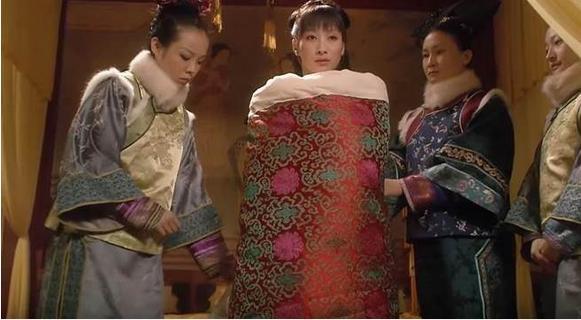 清朝嬪妃侍寢的時候，為何要要被太監扒光裹著被子抬進去？？ 