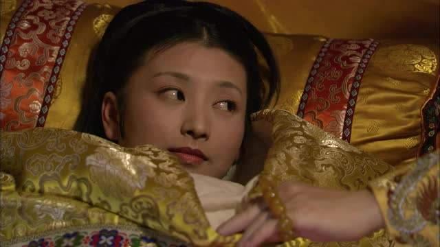 清朝嬪妃侍寢的時候，為何要要被太監扒光裹著被子抬進去？？ 