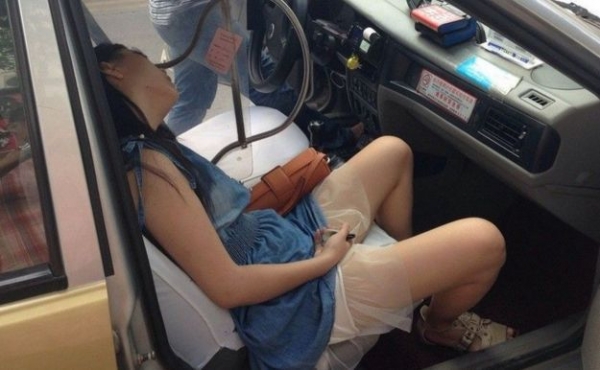 正妹搭計程車坐姿超奇怪，司機覺得心裡毛毛的，趕緊停車報警