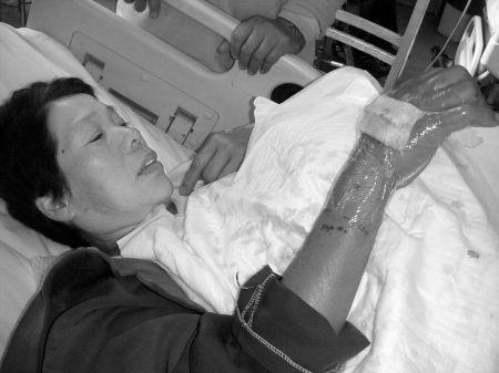 女子將毒蛇泡在酒中100天，今打開酒瓶毒蛇竟「複生」！女子：真是要了我的命