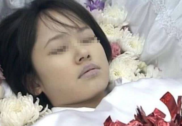 女兒離世，火化的時候爸爸不經意看到女兒衣服不對勁，掀開白布，汗毛豎起