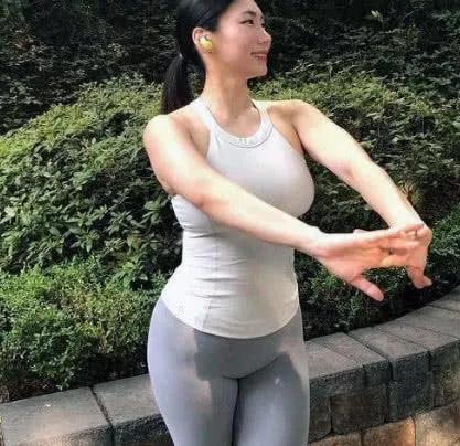 19歲帥小伙愛上43歲阿姨，看到阿姨的身材後，網友：一切秒懂
