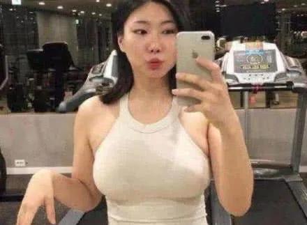 19歲帥小伙愛上43歲阿姨，看到阿姨的身材後，網友：一切秒懂