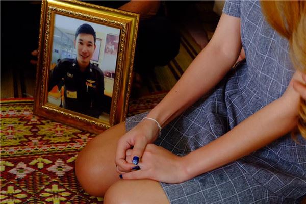 員警男友在她懷中過世，女友含「冥婚」…訂婚儀式上的一番話讓全場的人都忍不住爆哭！