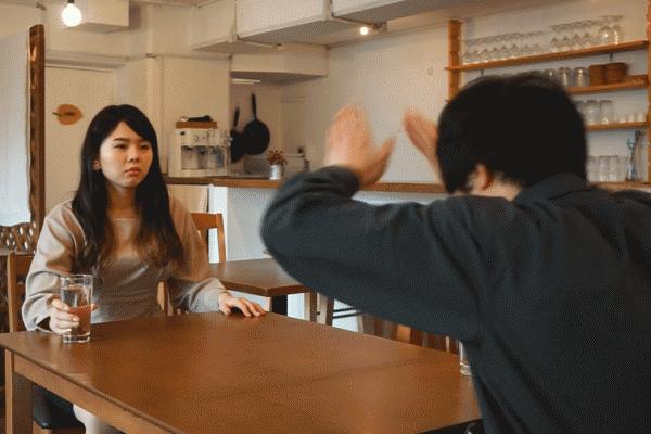 日男腦洞大開研發「防女友暴怒潑水桌」　網友狂推「超猛抵擋設計」：最帥氣的失敗男！