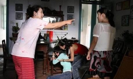 十五歲女兒每早悄悄洗床單，母親起疑，趁女兒熟睡掀了被子，傻住