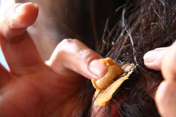 他往耳朵滴入一些嬰兒油，接下來發生的事情，讓人都想要去超市搶購幾箱回家放了