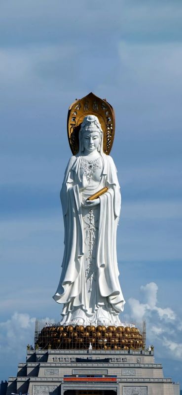 相傳古代，觀世音菩薩曾化現為妙莊王的三公主妙善，為眾生示現了出家修行並成就正果的一生。