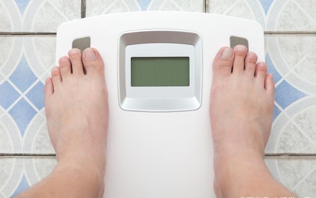 為何早上體重明明降了，晚上卻又漲回來了？減肥人士必看
