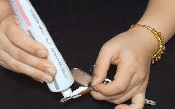 把牙膏抹在鑰匙上，太實用了，學會了能省下不少錢，趕緊試一試 -