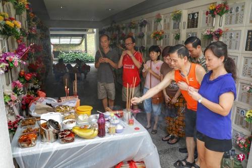 新加坡華人掃墓避開清明節高峰期 為晚輩講華人禮俗