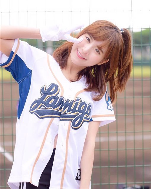 新生代啦啦隊女神！私服擠雪色小溝溝