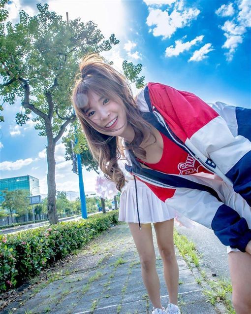 新生代啦啦隊女神！私服擠雪色小溝溝