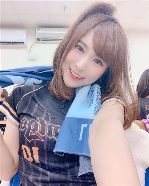 新生代啦啦隊女神！私服擠雪色小溝溝