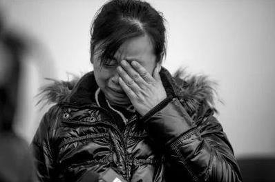 女大學生游泳意外懷孕，找游泳館索賠30萬，查明事實後全家抬不起頭來