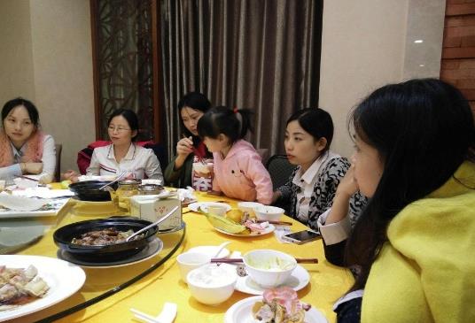 8人同學聚會，7個是老總，飯後沒人結帳，裝修工的話讓服務員愣住了，拍案叫絕！