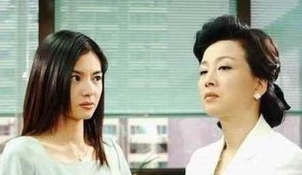 懷孕6個月沒給大姑姐端洗腳水，被老公抽嘴巴，第二天全家癱地
