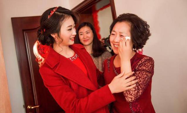 養母待我如親生，結婚前瞅見她給菩薩上香禱告，轉身我連夜逃跑