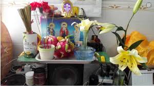 養母待我如親生，結婚前瞅見她給菩薩上香禱告，轉身我連夜逃跑