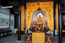 養母待我如親生，結婚前瞅見她給菩薩上香禱告，轉身我連夜逃跑