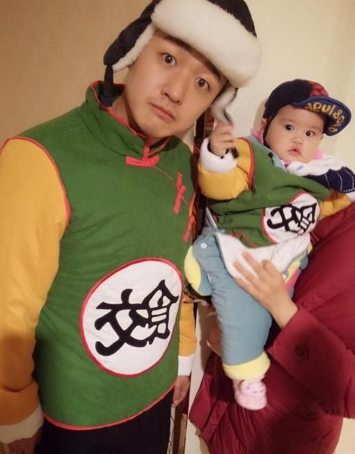 這張「一家四口親子照」道盡男人的辛酸！看到最右邊「衣服上的字」網友秒噴笑！