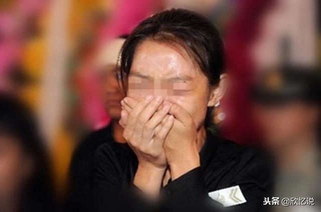 丈夫住院，前妻非要陪床，妻子怒趕她走，回來瞥見床頭，自扇耳光