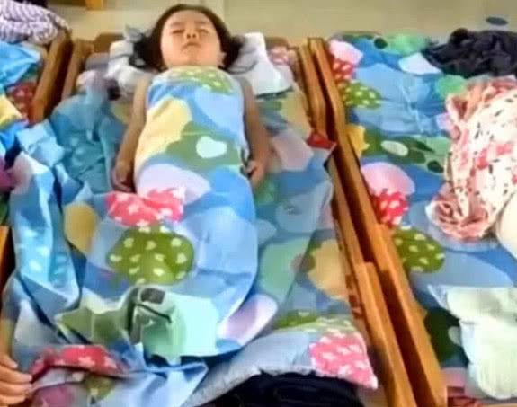 女兒在家從不午睡，老師卻說在幼稚園很乖，查看監控媽媽眼紅了