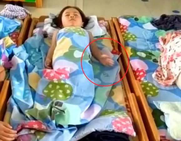 女兒在家從不午睡，老師卻說在幼稚園很乖，查看監控媽媽眼紅了