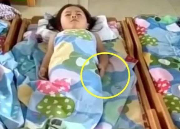 女兒在家從不午睡，老師卻說在幼稚園很乖，查看監控媽媽眼紅了