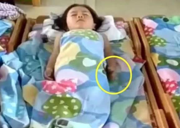 女兒在家從不午睡，老師卻說在幼稚園很乖，查看監控媽媽眼紅了
