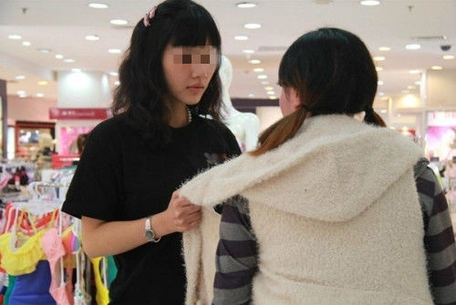 村婦給女兒買衣服，店員冷嘲熱諷，正打算走時，老闆開除了店員
