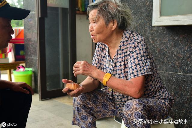 妹妹結婚哥哥陪送「三千萬」，老人看了之後氣的戳瞎兒子一隻眼