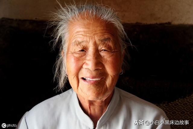 老人冷言冷語把親戚擋在門外，兒子一句話說的親戚面紅耳赤