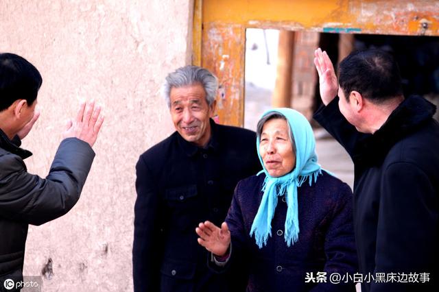 老人冷言冷語把親戚擋在門外，兒子一句話說的親戚面紅耳赤