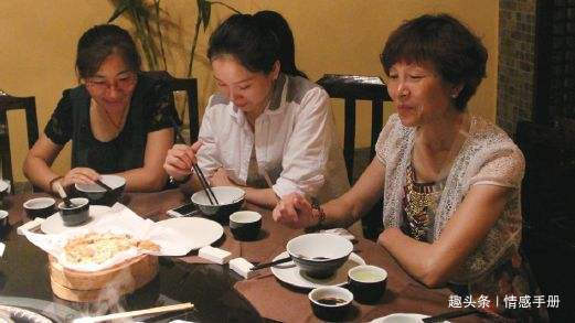 婚後不久，婆婆逼我交出房產證過戶房子，拿出一張紙，全家人蒙住