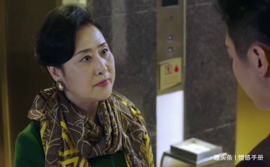 婚後不久，婆婆逼我交出房產證過戶房子，拿出一張紙，全家人蒙住