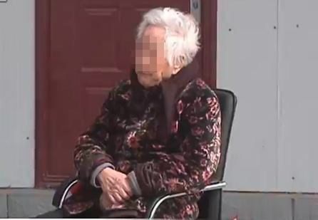 9旬母親被女婿打，女兒坐一旁無動於衷，女兒：我一死她就享福了