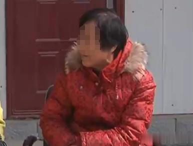 9旬母親被女婿打，女兒坐一旁無動於衷，女兒：我一死她就享福了