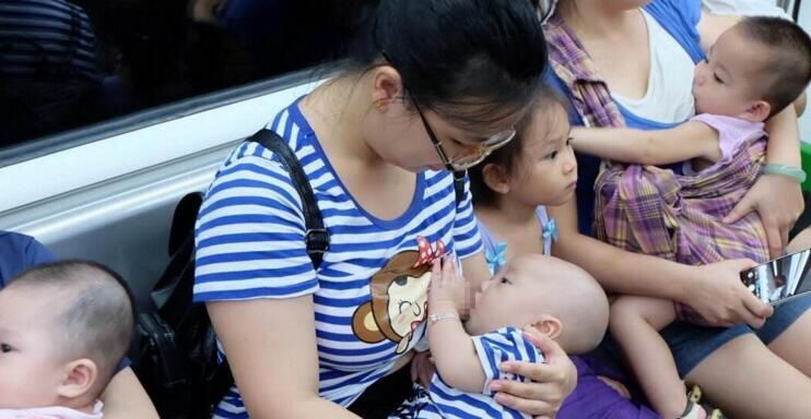 女子火車上給孩子喂奶，列車員直接將她抓進拘留室，眾人拍手叫好
