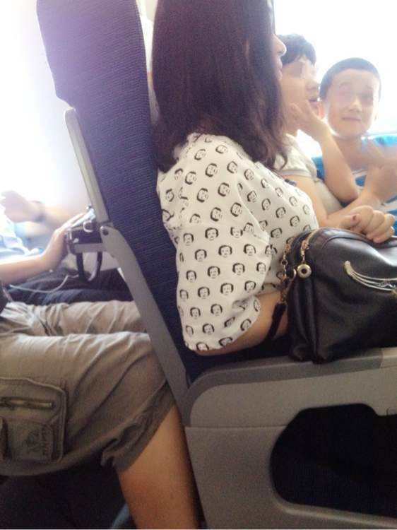 女子火車上給孩子喂奶，列車員直接將她抓進拘留室，眾人拍手叫好
