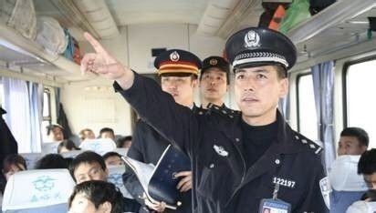 女子火車上給孩子喂奶，列車員直接將她抓進拘留室，眾人拍手叫好