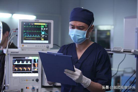 18歲女兒從沒來過月經，母親疑惑去醫院檢查，醫生當眾扇她嘴巴